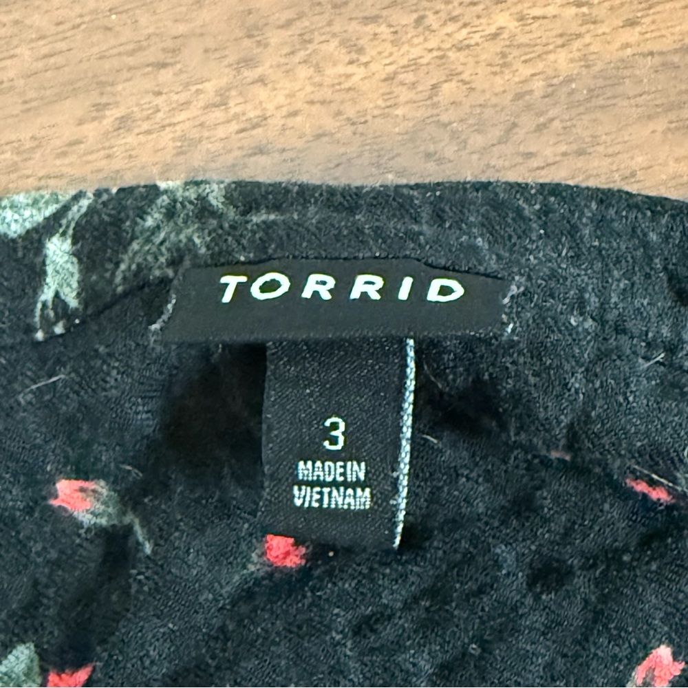 Torrid Floral Button Tunic 3 | Black Crinkle Boho Top Fall Winter Plus Blouse - Picture 5 of 8